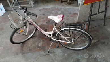 Bicicletta Bianca  Città con Cestino 