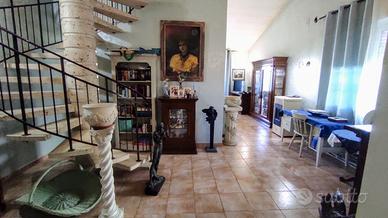 Villa unifamiliare su due livelli con giardino