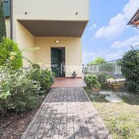 Porzione di villa bifamiliare immersa nel verde -