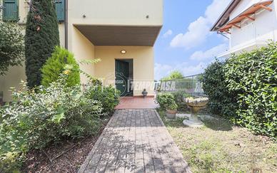 Porzione di villa bifamiliare immersa nel verde -