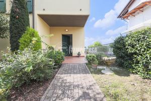 Porzione di villa bifamiliare immersa nel verde -