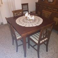 Tavolo con sei sedie in legno