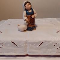Thun presepe giubileo Donna con oca blu