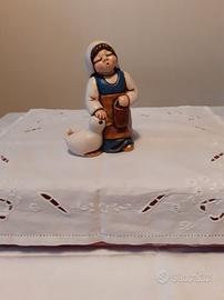 Thun presepe giubileo Donna con oca blu