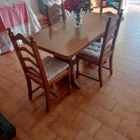 Tavolo in legno massello con sedie