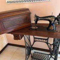 Tavolo con macchina da cucire Singer