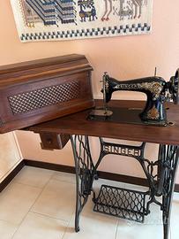 Tavolo con macchina da cucire Singer