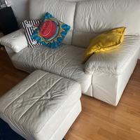 Divano in pelle con puff abbinato