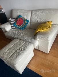 Divano in pelle con puff abbinato