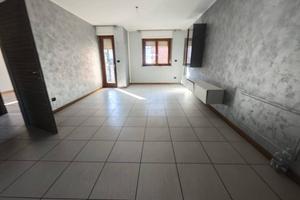 Appartamento di 95 m² con 4 locali e box auto a As