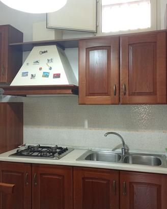 Cucina completa + elettrodomestici, tavolo e sedie