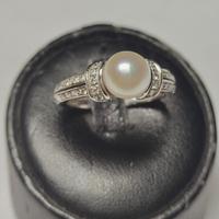 anello oro bianco con diamanti e perla naturale 