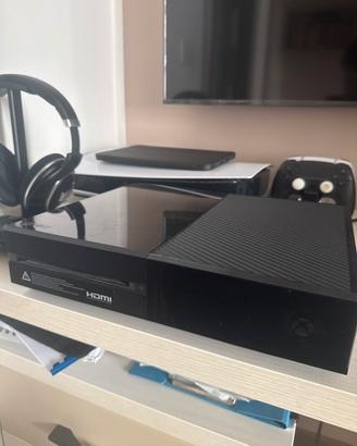 Xbox one 500gb nera + joystick + 2 giochi (COD)