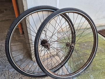 ruote con mozzi bianchi