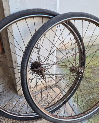 ruote con mozzi bianchi
