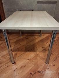 tavoli in legno chiaro con gambe tonde acciaio 