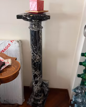 COLONNA IN MARMO NERO VENATO