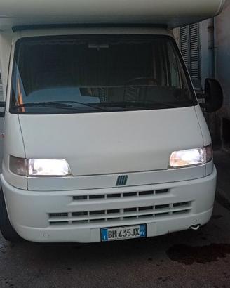 Camper mansardato con letto matrimoniale in coda 