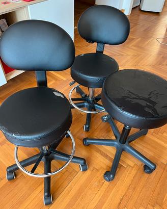 Tre sedie studio regolabili con rotelle, nere
