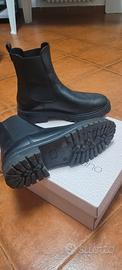 stivaletto nero in pelle 