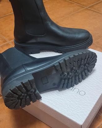 stivaletto nero in pelle 