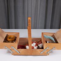Scatola da cucito in legno con accessori. Anni ’60