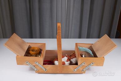 Scatola da cucito in legno con accessori. Anni ’60