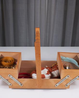 Scatola da cucito in legno con accessori. Anni ’60