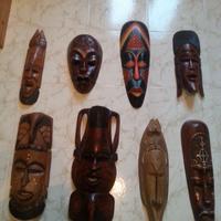 Lotto di 8 maschere africane ornamentali in legno