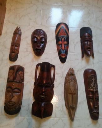 Lotto di 8 maschere africane ornamentali in legno
