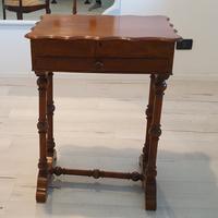 Tavolino da cucito fine '800 tutto in noce.