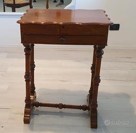 Tavolino da cucito fine '800 tutto in noce.