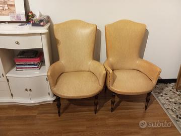 Due poltroncine beige 