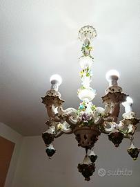 Lampadario in ceramica di Capodimonte