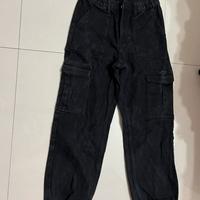 Jeans cargo nero con tasche laterali