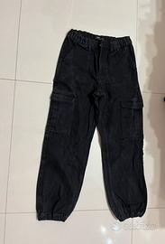 Jeans cargo nero con tasche laterali