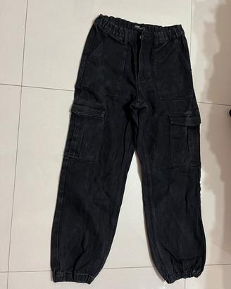 Jeans cargo nero con tasche laterali