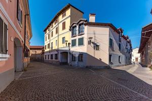 2 LOCALI A ARESE