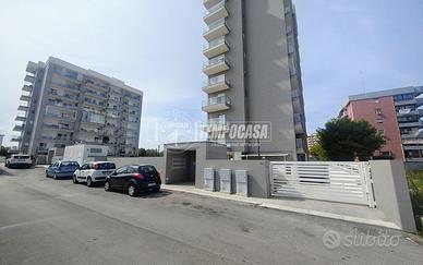 Box auto di 24 mq in Via Giovanni Gentile - Palazz