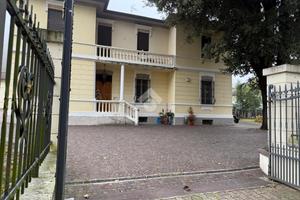 4 LOCALI A PREDAPPIO