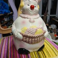 Grazioso salvadanaio a forma di pagliaccio in porc