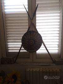 antico scudo e armi etniche