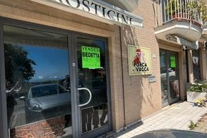 Locale con vetrine