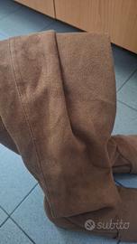 Stivali alti marroni in camoscio