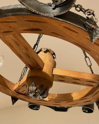 Lampadario rustico in legno e ferro battuto