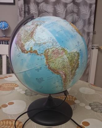 Mappamondo con illuminazione interna 