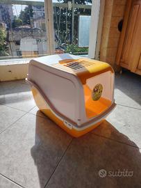 Lettiera e casetta per gatto. 