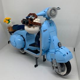 LEGO Vespa 125 10298 azzurra completa