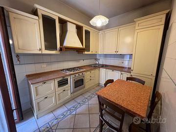 Cucina completa di tavolo e sedie