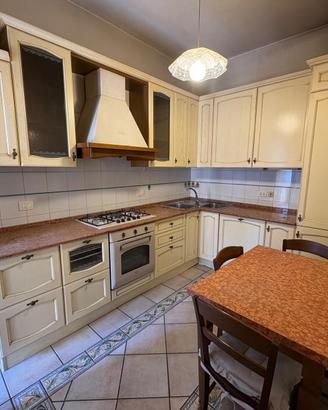 Cucina completa di tavolo e sedie